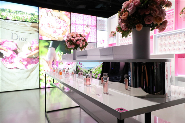 《迪奥小姐:爱与玫瑰》展览限时精品店1.jpg