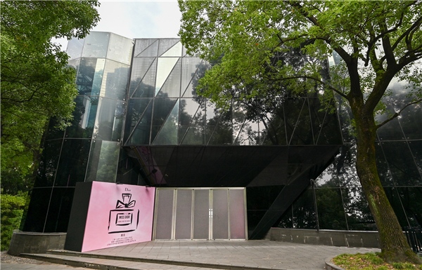 《迪奥小姐:爱与玫瑰》展览MoCA外景.jpg