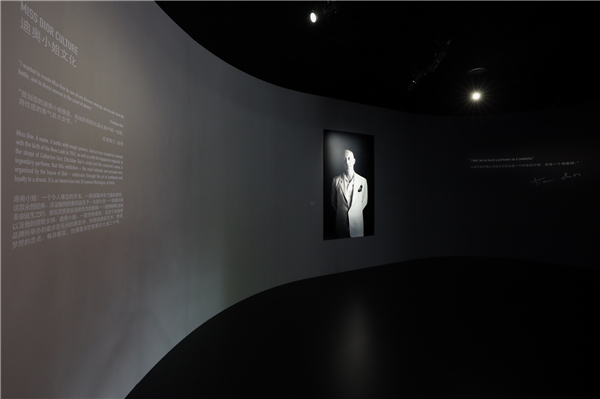 《迪奥小姐:爱与玫瑰》展览主入口1.jpg
