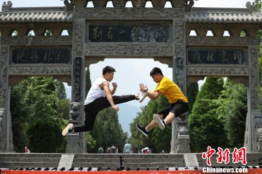 两游人比试功夫造型。 董飞 摄