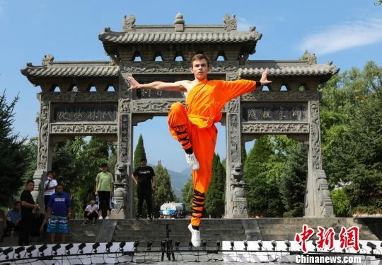 一名外国少年在少林门外一展身手。 董飞 摄