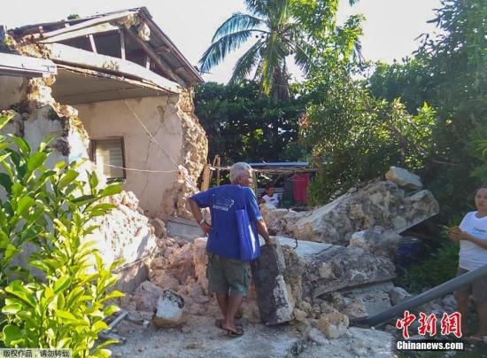 北京时间7月27日9时24分,菲律宾北部巴塔内斯群岛海域发生5.7级地震,震源深度10千米。当天早上,该地区曾发生两场地震,据美国地质勘探局的数据,震级分别为5.4级和5.9级,没有发布海啸警报。图为菲律宾巴塔内斯群岛伊特巴亚特镇受地震影响,导致部分建筑受损倒塌。